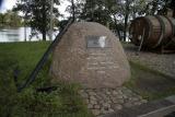 Памятный камень в честь приёмки Петром I потаённого судна Ефима Никонова.
