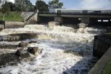 Излишки воды с грохотом сливаются через водосброс.