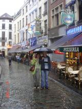 Улочка,вытекающая с Гран-Пласа,летний Брюссель встретил нас,как и полагается,затяжным дождем....