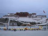 Дворец Потала - одно из чудес света, священный для тибетцев, поскольку тут долгое время жил Далай-лама