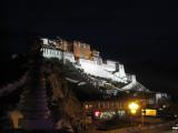 Его строили в два этапа - в 7 веке первый король Тибета, достоен в 17 веке 5 Далай -ламой.