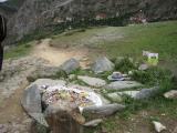 В Тибете процесс захоронения предельно прост - разрубается на мелкие части и оставляется на камнях, чтобы все съели птицы и звери. Одно из мест "захоронений".