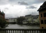 Petit France -одна из достопримечательностей Страсбурга, находится недалеко от площади Гутенберга. Изрезанный сетью каналов, застроенный средневековыми домами с островерхими крышами, квартал этот кажется ожившей сказкой братьев Гримм.